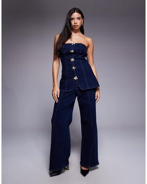River Island – jeans-jumpsuit aus dunklem denim mit blumenknöpfen - Blau