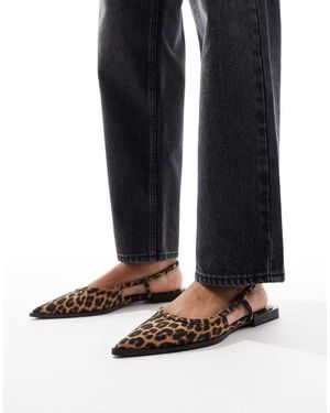 Bershka Scarpe Basse Con Cinturino Posteriore E Stampa Leopardata - Nero