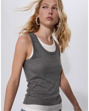 Stradivarius T-Shirt Scuro Con Scollo A Vogatore E Dettagli A Contrasto - Grigio