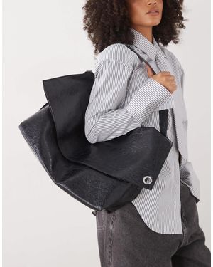 Weekday – schultertasche aus rissigem kunstleder - Grau