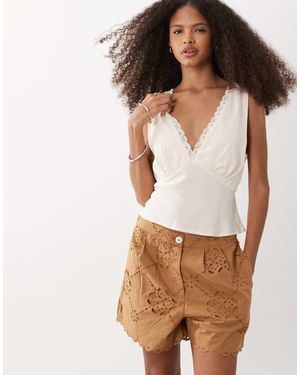 River Island Pantalones Cortos Marrones Con Diseño Calado De Popelina - Blanco