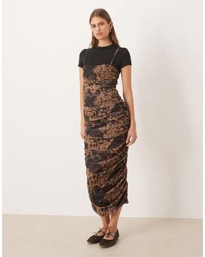 ASOS Vestido Midi Estilo Camiseta Con Estampado Animal Y Diseño Híbrido De Dos Capas De - Neutro