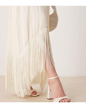 Asos Design Wide Fit Sandalias Blanco Con Tacón De Bloque Y Diseño Minimalista, Y Detalles De Perlas Hotel De - Neutro