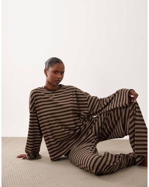 ASOS Lounge pyjama-set mit langärmligem t-shirt und hose mit gebürsteten streifen - Braun