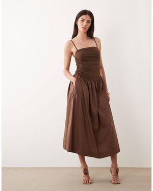 Never Fully Dressed Lola - robe caraco mi-longue à taille basse et corsage froncé - chocolat - Marron