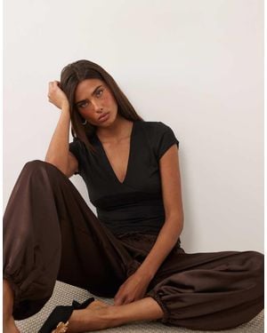 Missy Empire Soft Touch V Neck Cap Sleeve Top - Brown