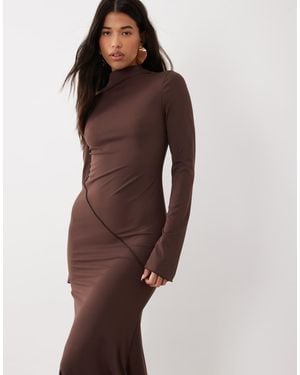 DASKA Vestido Largo Con Cuello Alto Y Detalle De Costura Asimétrica En-Marrón