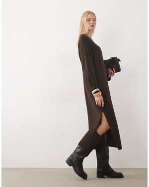 Aware Robe longue en maille à manches longues et col v couleur chocolat - Blanc
