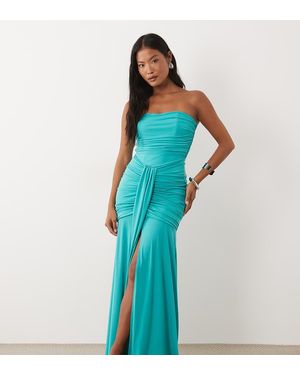 TFNC London Vestido Largo Color Aguamarina Fruncido Y Ceñido Con Escote Palabra De Honor-Azul