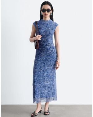 & Other Stories Ärmelloses midikleid aus mesh mit hohem ausschnitt und leopardenmuster - Blau