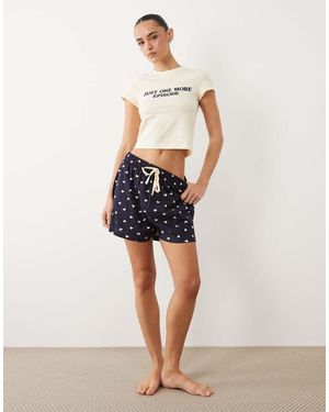 ASOS Pijama Azul Marino Y Amarillo Pastel De Pantalones Cortos Y Camiseta Con Diseño Encogido Y Estampado De Texto "One More Episode" - Blanco