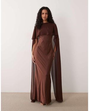 TFNC London Vestido Maxi De Satén Con Cuello Asimétrico Y Detalle De Capa En-Marrón