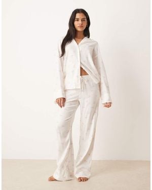 Gina Tricot Pantalones De Pijama Blancos Con Estampado De Lazos Rosas De Franela Mix & Match De - Neutro