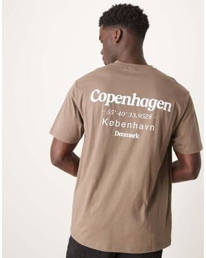 ASOS T-Shirt Comoda Con Stampa "Copenhagen" Sul Retro - Marrone