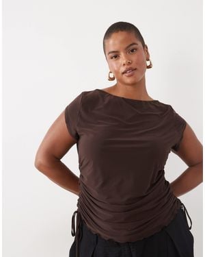 ASOS Asos design curve oberteil mit lettuce-saum, kappärmeln und raffungsnaht - Braun