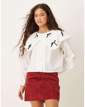 Neon Rose Blusa Blanca Con Cuello Extragrande Y Detalle De Lazos De - Rojo