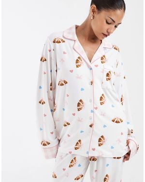 Loungeable Petite Pyjama-set aus hemd mit reverskragen und hose mit croissant- und schleifenprint - Weiß