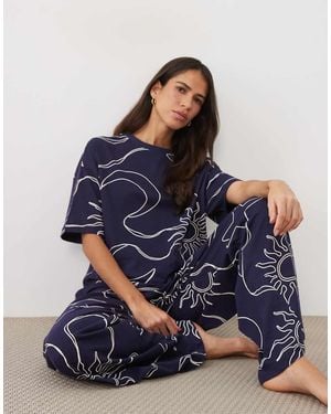 ASOS Conjunto De Pijama Con Camiseta Oversize Y Pantalón De Pernera Ancha Con Estampado Stencil De Luna Y Estrellas - Azul