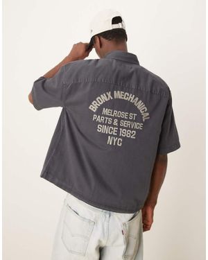 Abercrombie & Fitch Cropped Workwear Overhemd Met Print Op De Achterkant - Grijs