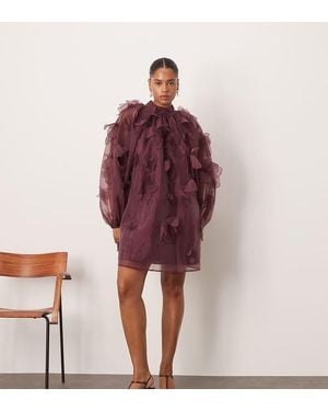 ARRANGE Vestido Corto De Corte Trapecio Con Aplicaciones Florales Y Cuello Alto De Organza Exclusivo De Curve-Morado - Rojo