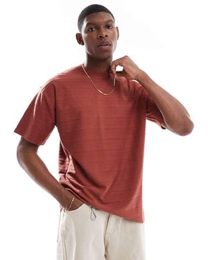 New Look T-Shirt Ruggine Testurizzata A Righe Tono Su Tono - Rosso
