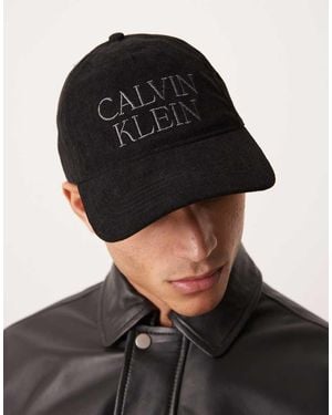Calvin Klein Gorra Negra Con Logo Gráfico Y Diseño De 5 Paneles De Pana De - Negro