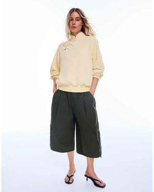 Bershka Langärmliges sweatshirt mit stehkragen und verschlüssen - Natur
