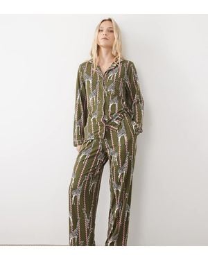 Chelsea Peers Conjunto De Pijama Ultrasuave Abotonado Con Estampado De Jirafas De Trazos Ondulados En Y Rosa - Verde