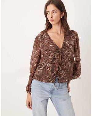 Abercrombie & Fitch Blouse Met Gestrikte Voorkant, Lange Mouwen En Paisley Motief - Bruin