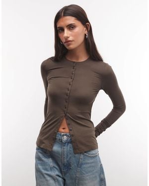 Weekday Top slim fit avec fermeture à fausses perles en foncé - Marron