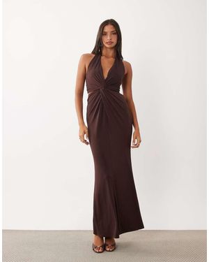 TFNC London Vestido Maxi Con Escote Pronunciado, Cuello Halter, Detalle De Nudo Y Espalda Anudada En-Marrón