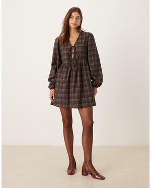 Glamorous Aangerimpelde Geruite Mini-Jurk Met V-Hals, Gestrikte Voorkant En Lange Mouwen - Bruin