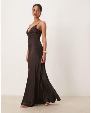 Mango – maxi-trägerkleid aus schokoem satin mit a-linien-schnitt und geraffter brustpartie - Braun