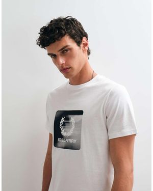 Fred Perry Camiseta Blanca Con Logotipo Digital De La Corona De Laurel - Gris