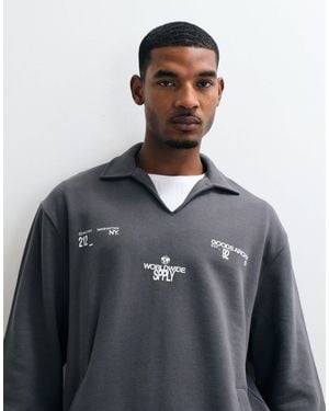 ASOS Lockeres sweatshirt mit polokragen, schlitzsaum und print - Schwarz