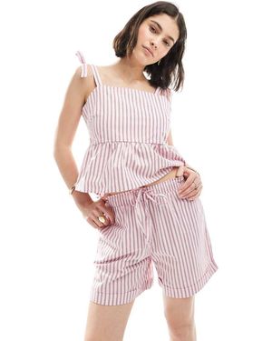 Pieces Pantalones Cortos Rosas A Rayas Blancas De Talle Alto De (Parte De Un Conjunto)