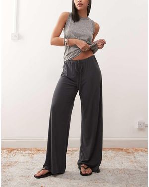 Weekday Pantaloni Drappeggiati Super Morbidi A Fondo Ampio Neri - Nero