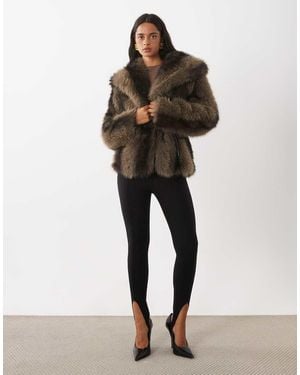 Aria Cove Faux-Fur Tweekleurig Jack Met Oversized Kraag En Veterstrik - Bruin