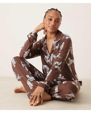 Chelsea Peers Pijama De Pantalones Y Camisa De Manga Larga Con Estampado De Dálmatas Y Cuello De Solapas Exclusivo De - Marrón