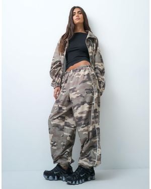Collusion Nylon-baggy-jogger mit military-muster im kombiteil - Grau