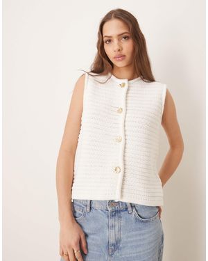 Pretty Lavish – gehäkelte weste - Weiß