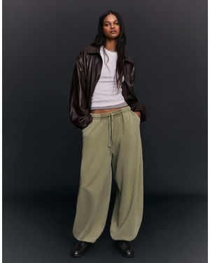 Bershka Petite – flauschige barrel-hose - Schwarz