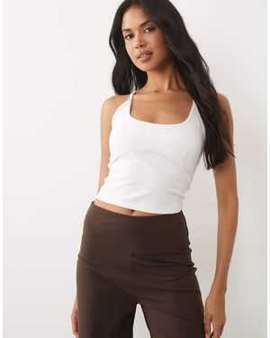 4505 Camiseta Blanca De Tirantes Ajustables Con Sujetador Incorporado Y Cuello Ancho De Tejido Suave - Blanco