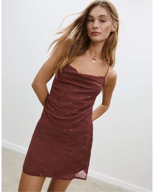 Stradivarius – kurzes trägerkleid mit stickerei - Rot