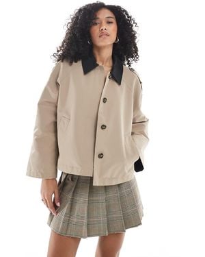 Vero Moda Gabardina Corta Color Camel Con Diseño Minimalista Y Solapas En Contraste De -Neutro