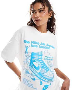 Nike T-Shirt Bianca E Blu Con Grafica Con Sneaker