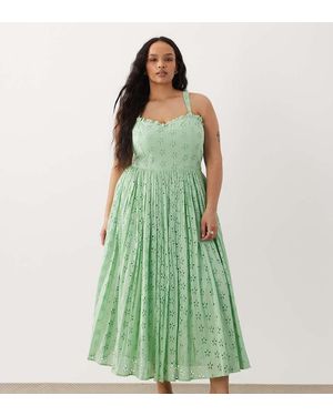 Lace & Beads Plus Vestido Semilargo Verde Luminoso Con Cuerpo Estilo Corsé Y Diseño Bordado De Algodón De