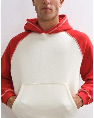 ASOS Capucha Oversize De Corte Cuadrado Con Manga Raglán Y Pespuntes En Contraste En Crudo-Blanco - Rojo