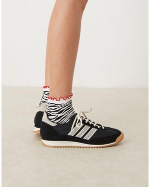 ASOS Calcetines Tobilleros Con Estampado De Cebra Y Borde De Volantes En Contraste De -Blanco