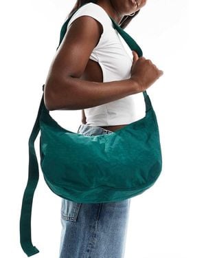 BAGGU Bolso Mediano Oscuro De 8" × 13,75" Con Diseño Semicircular De Nailon De - Verde